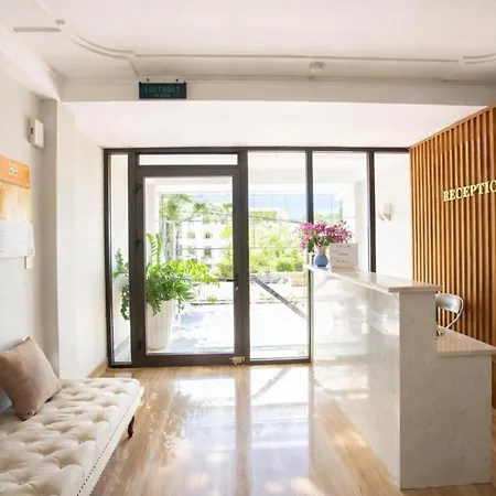 Candy Hotel Ha Long